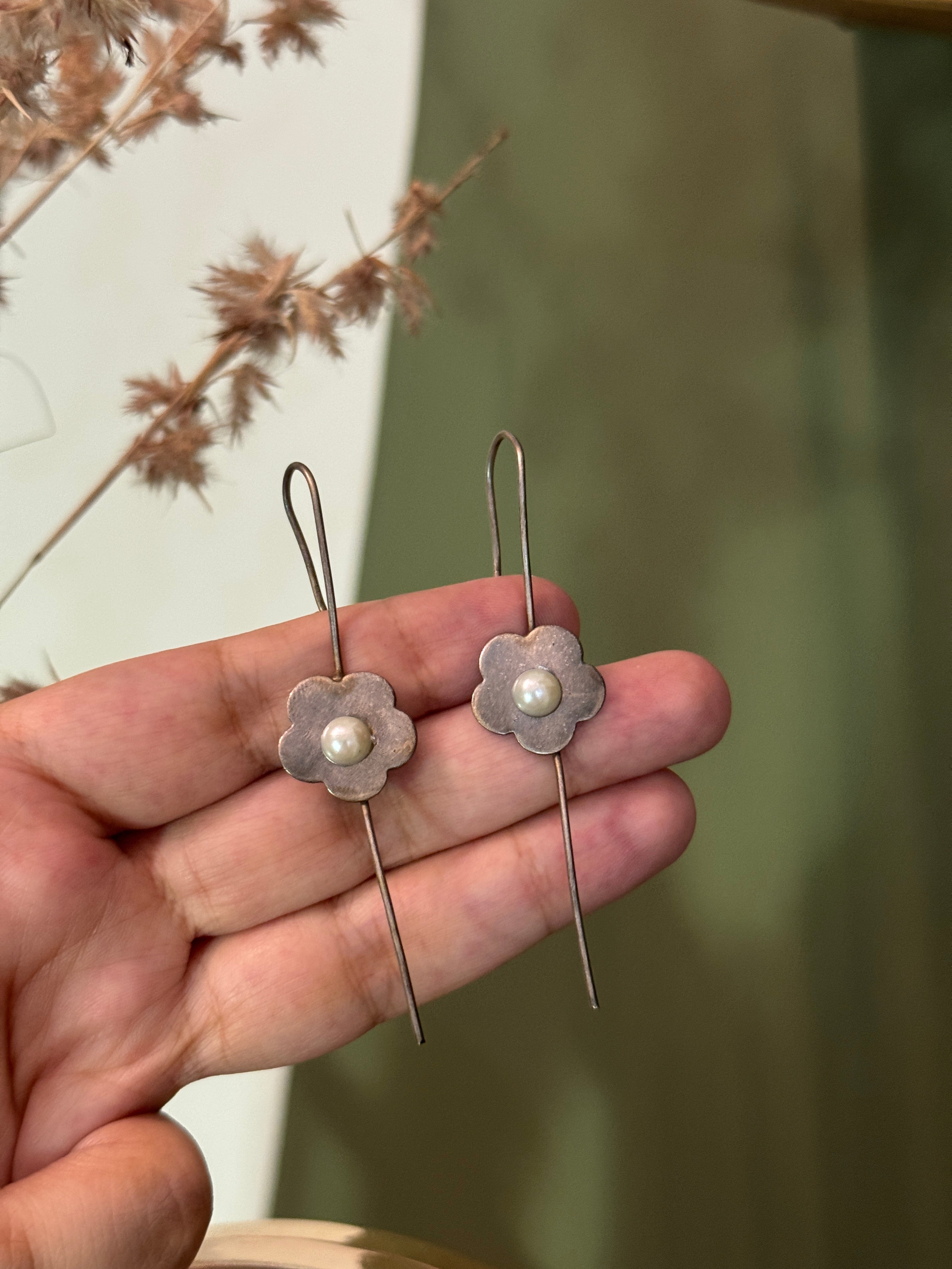 SMALL FLOWER EARNEEDLE