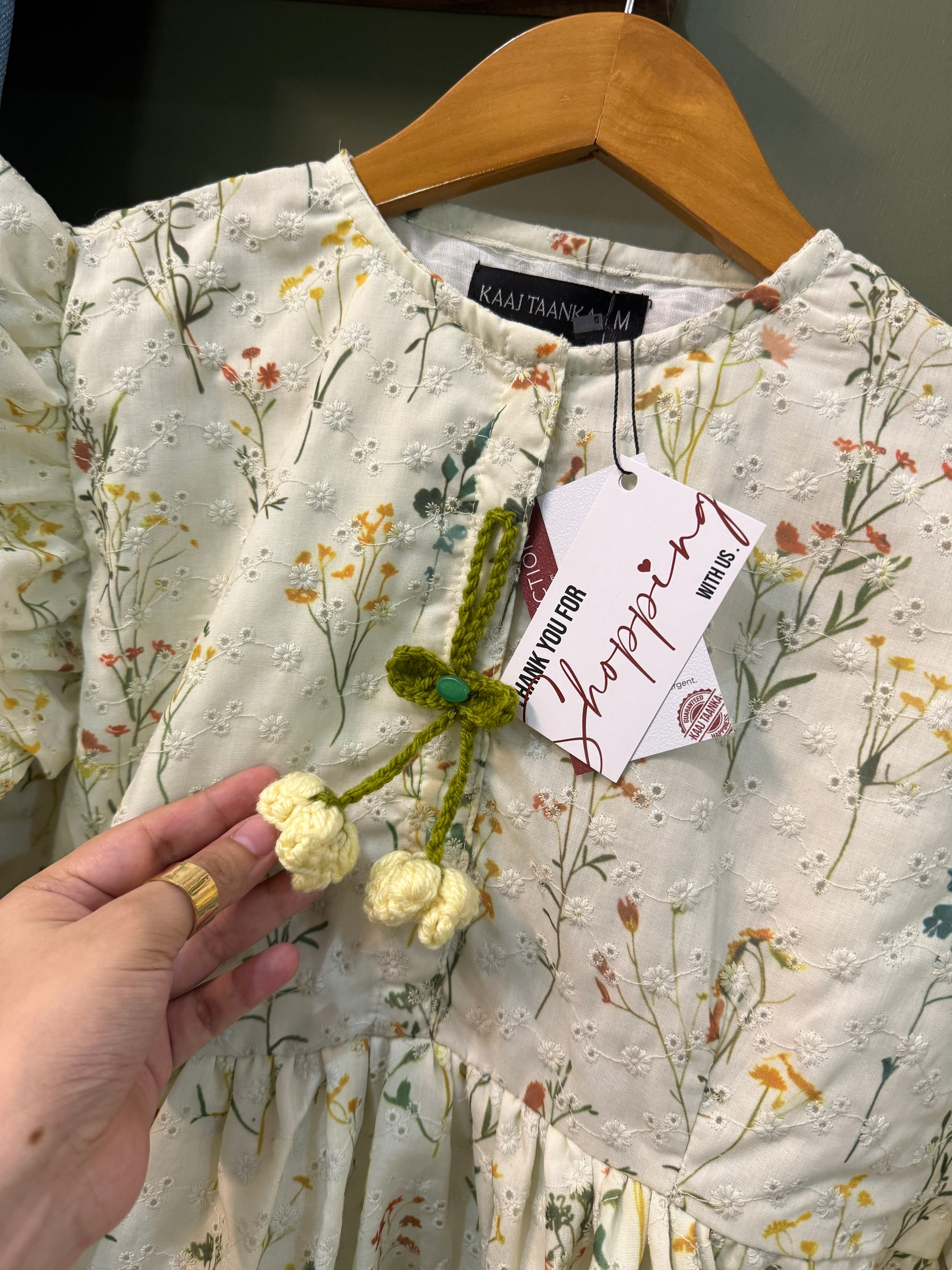 CREAMY FLORAL TOP