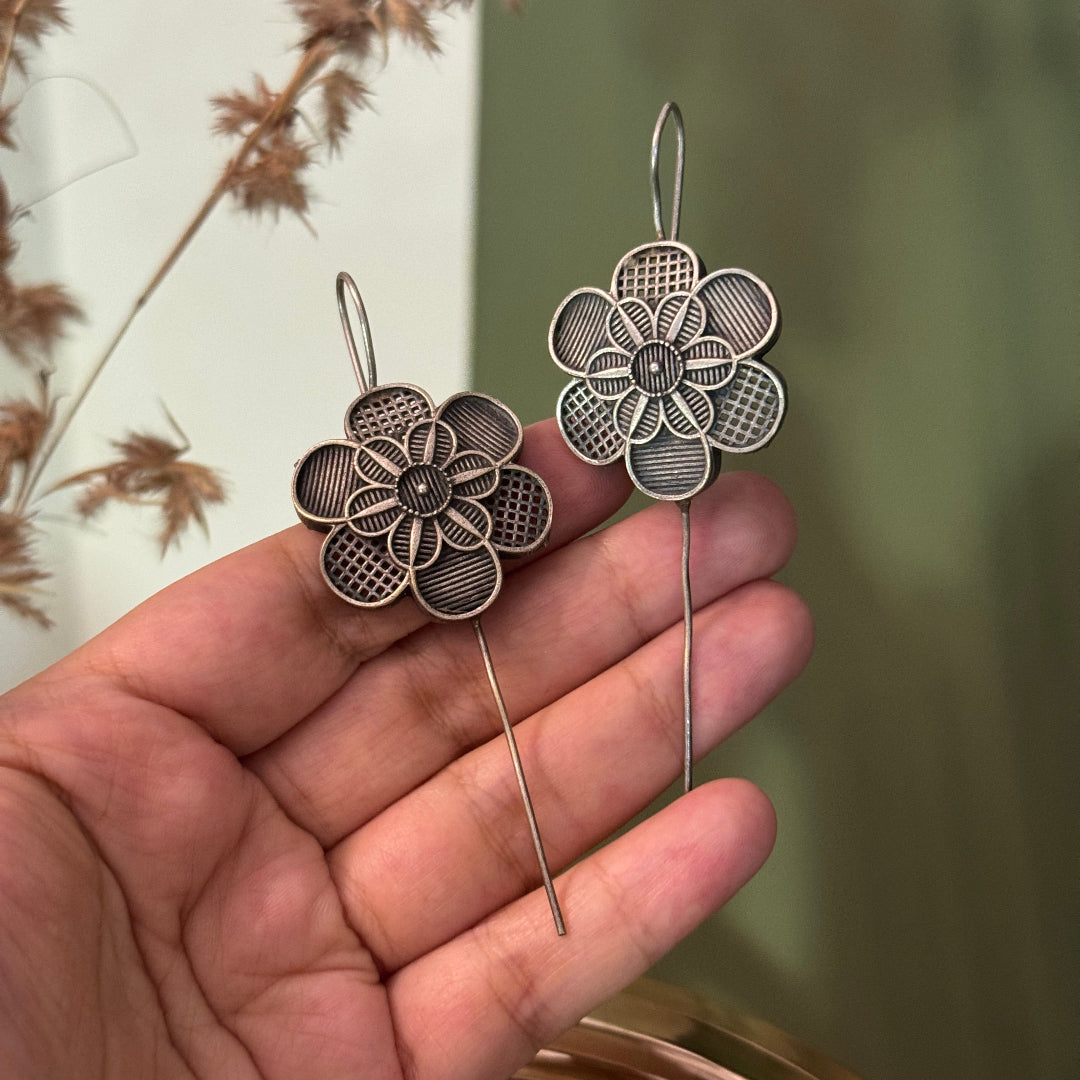 FLOWER EARNEEDLE